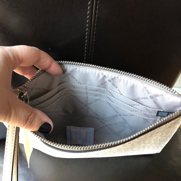 Michael Kors Jet Set XL Zip Clutch/Wristlet NWT - Picture 4 of 6